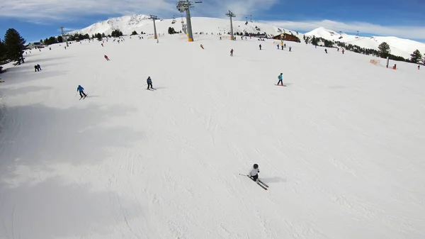 滑雪者高速雕刻山地滑雪场的鸟图 — 图库照片