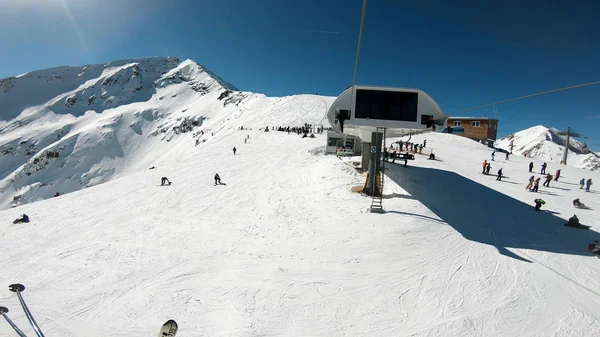 Megy Hegyen Emberek Snowboard Néző Lejtőn Férőhelyes Ski Lift — Stock Fotó