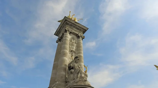 Paryż Alexander Iii Most Widok Zbliżenie Złoty Posąg Niebieskim Niebie — Zdjęcie stockowe