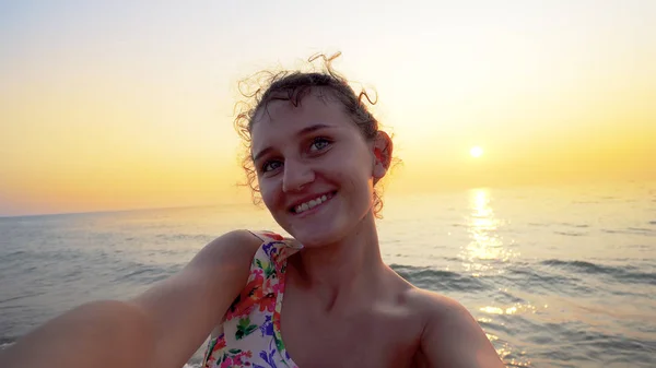 Selfie Młodej Nastolatki Trzymającej Aparat Fotograficzny Włączającej Się Plaży Zachodzie — Zdjęcie stockowe
