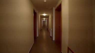 korkunç korku koridor koridor otel, appartmen kapıya seyahat fotoğraf makinesi