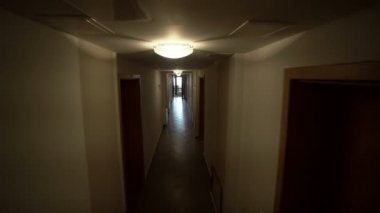 POV otel koridordan yürümek