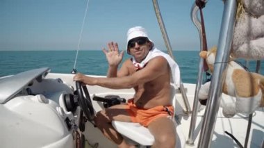 El direksiyon Durres, Arnavutluk parasail adrenalin tur motorlu teknenin kaptanı