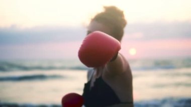 Karate sporu kızlar egzersiz, okyanus sahilde günbatımı, odak karşı eldiven eğitim karate