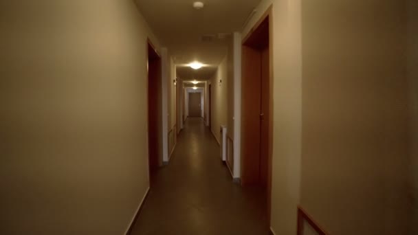 Skrämmande Skräck Korridoren Hallen Hotellet Kamera Reser Till Appartmen Dörr — Stockvideo