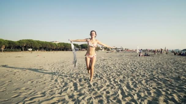 美丽的女孩与白色围巾在海滩上 旅行和度假 自由概念 慢动作 — 图库视频影像