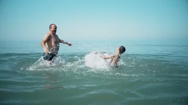 Щаслива Сім Розважається Пляжі Розмиваючись Морській Воді Slow Motion — стокове відео