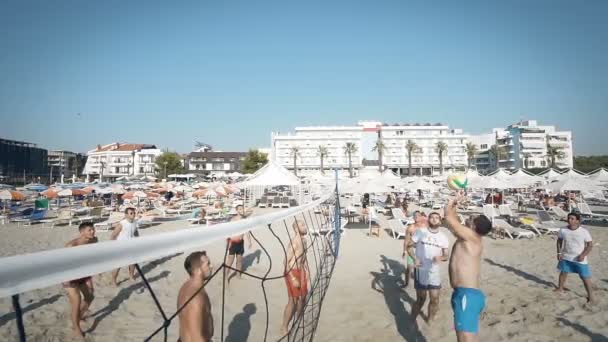 Gruppo Giovani Amici Che Giocano Pallavolo Sulla Spiaggia Durazzo Albania — Video Stock