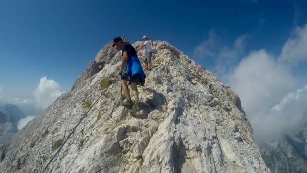 Pontos Montanhistas Câmera Montada Capacete Expedição Escalada Topo Montanha Mais — Vídeo de Stock