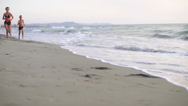 Three Children Jogging Beach Sunrise Cinematic Dof Slow Motion — Stock Video