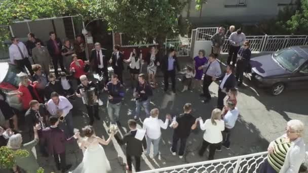 Une Cérémonie Mariage Personnes Dansant Des Danses Traditionnelles Macédoniennes Tenant — Video