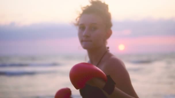 Mujer Adolescente Entrenamiento Karate Atardecer Enfoque Guantes — Vídeos de Stock