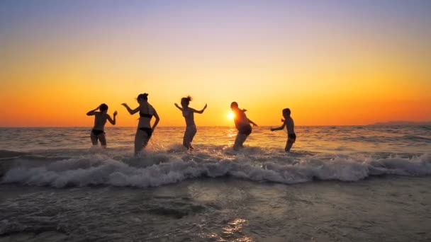Сімейні Люди Влаштовують Вечірку Розбризкують Стрибають Літній Захід Пляжу Кінематографіст — стокове відео