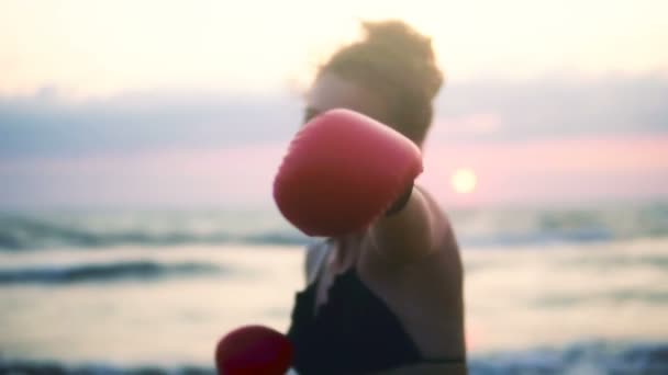 Karate Sportowe Dziewcząt Ćwiczenia Trening Karate Ocean Plaża Przeciwko Zachód — Wideo stockowe