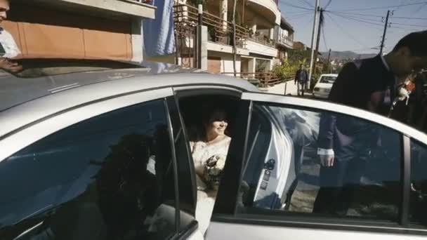 Cérémonie Mariage Marié Macédoine Heureuse Mariée Souriante Assise Dans Voiture — Video