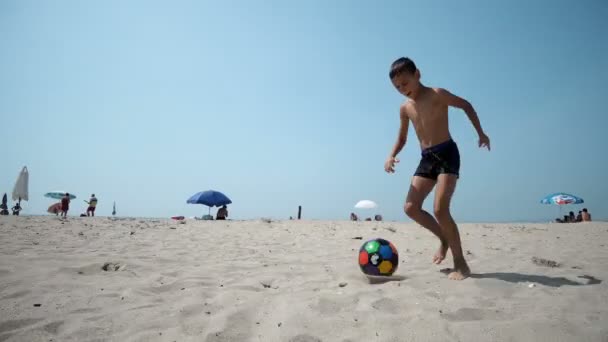 Chłopiec Gry Piłka Nożna Pusta Plaża Koncepcja Lato Rekreacja Cinematic — Wideo stockowe