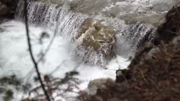 Les cascades d'eau coulent sur les rochers de pierre dans cette belle scène de montagne 