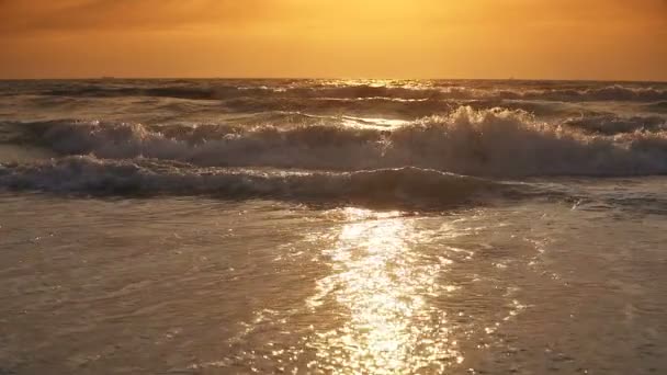 Onde Tempesta Tramonti Che Infrangono Durante Sera Ventosa Sull Oceano — Video Stock