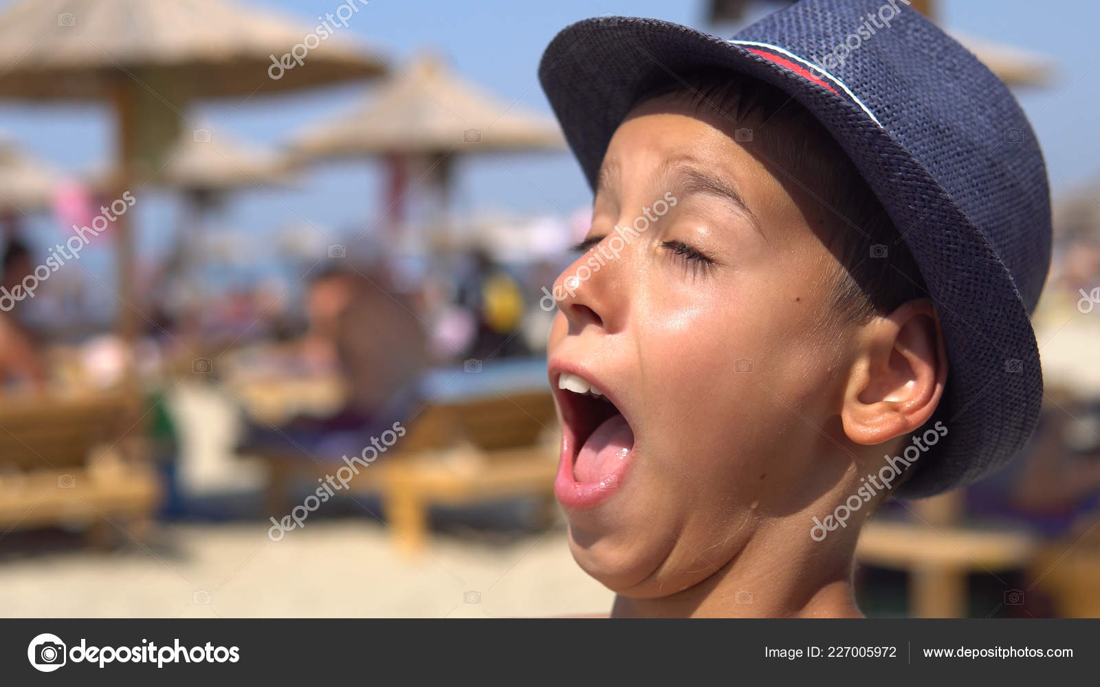 Avoir Images Jeune Garcon Sur Plage Portant Chapeau Regardez Soleil Faire Des le plus cool par