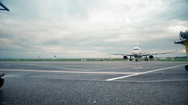 Paris, Fransa - 11 Mayıs 2017: Ticari jet uçağı kaçak Havaalanı personelinden üzerine konumlandırılmış