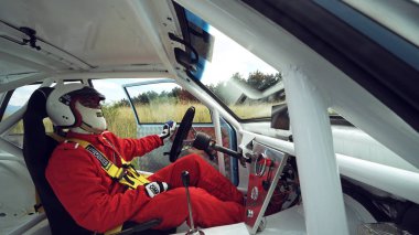 Koçani, Makedonya - 24 Haziran, 2018: koruyucu kask giyiyor spor sürücü hazırlamak hillclimb dağ yol yarışı başlatmak