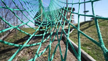 Macera parkında iple sallanan köprü