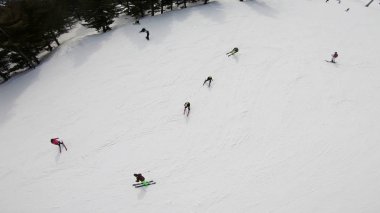 Ski lift üzerinde insanlar kayak ve snowboard manzaralı dağ yamacında, yavaş hareket gidiş sandalyeyle