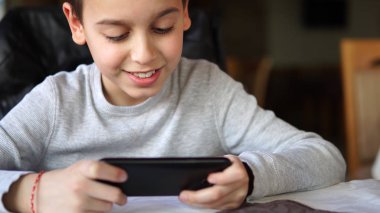 Akıllı telefonlar üzerinde oyun oynamak çocuk