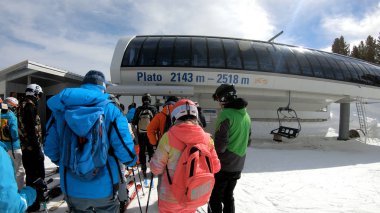 Bansko, Bulgaristan - yaklaşık Şubat 2018: Bulgaristan 'ın Bansko kentindeki Plato kayak pistinde kayak yapan kayakçıların POV bakış açısı, yavaş çekim