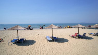 Lüks beach lounge yatak şemsiye ile. Güneşli havalarda ve mavi bir gökyüzü, steadicam sinematik vurdu