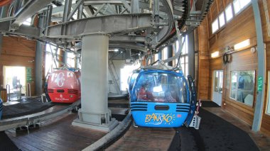 Bansko, Bulgaristan - Mar, 2018 yaklaşık: Pov gondol kabin teleferik varış istasyonu dağın zirvesinde, dan. Kayakçı ve Bansko insanlardan Banderitsa kayak yamacı istasyonuna Pirin Dağı'nda ulaşım