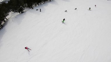 Teleferik Kayak bakırlı ve kayakçılar hızlı bakırlı gidiş için havadan görünümü
