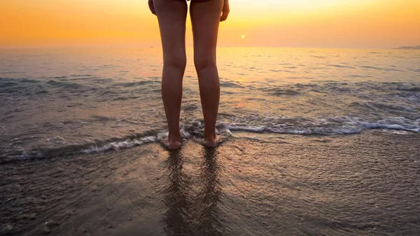 Γυναίκα Πόδια Πιτσιλισμένο Από Κύματα Στη Θάλασσα Στο Ηλιοβασίλεμα Παραλία — Φωτογραφία Αρχείου