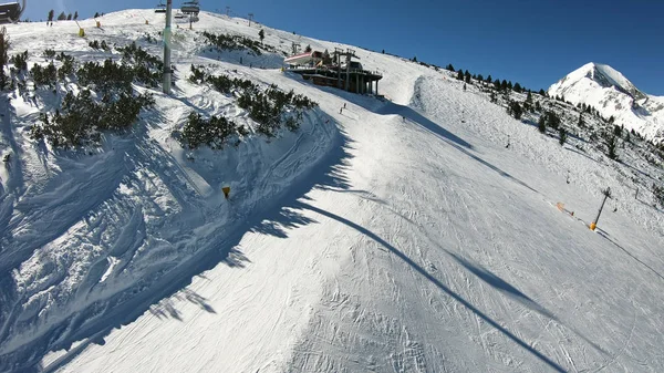 Panorama Skigebiet Piste Menschen Skilift Skifahrer Auf Der Piste Höhengipfel — Stockfoto