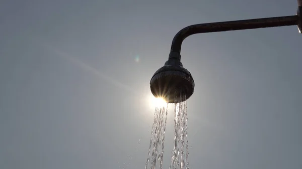 Cabezal Ducha Gotas Agua Retroiluminado Por Sol Verano Cámara Lenta —  Fotos de Stock