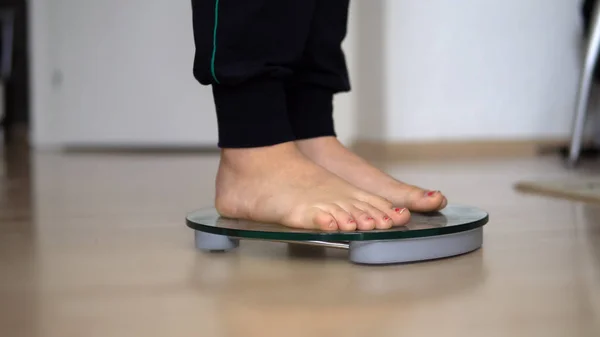 Girl Feet Scales Measure Weight Empty Wooden Floor — Stock Photo, Image