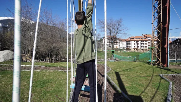 通过电缆路线的小男孩 在冒险公园的极限运动 — 图库照片