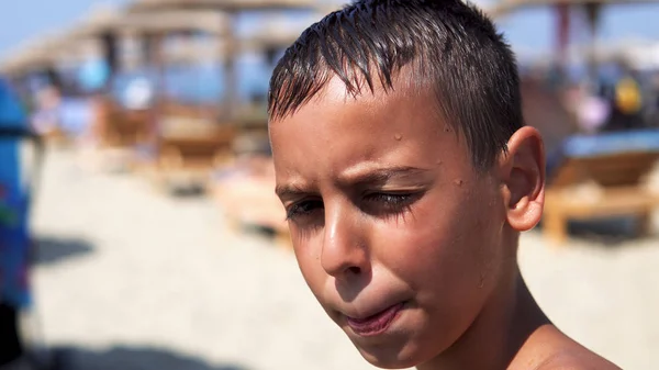 Feliz Chico Hispano Playa Sonriendo Cámara Dof Cinematográfico —  Fotos de Stock