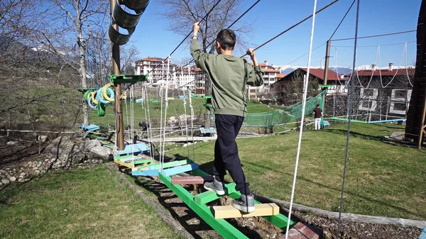 Felice Ragazzo Della Scuola Godendo Attività Parco Avventura Arrampicata Una — Foto Stock