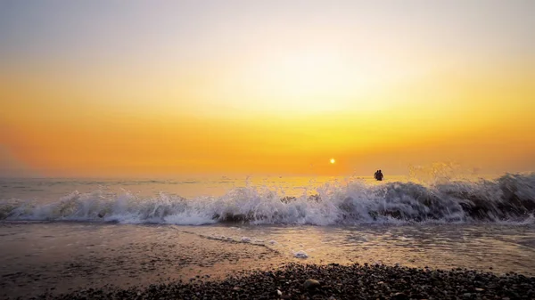 Incrível Fundo Ondas Mar Salpicando Areia Praia Pôr Sol — Fotografia de Stock