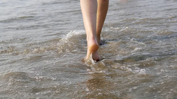 Después Pie Femenino Descalzo Caminando Salpicando Las Olas Agua Mar — Foto de Stock