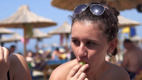 Chica Joven Bikini Refrescar Comer Uvas Verdes Frescas Playa Durante — Foto de Stock