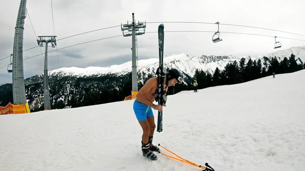 Yakışıklı Çıplak Gay Adam Adam Yamaçta Kayak Ekipmanlarını Toplamak Kamera — Stok fotoğraf
