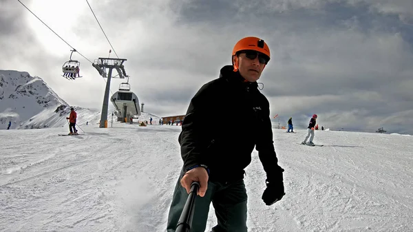 Hombre Joven Con Casco Naranja Esquiando Pista Disparando Una Selfie — Foto de Stock