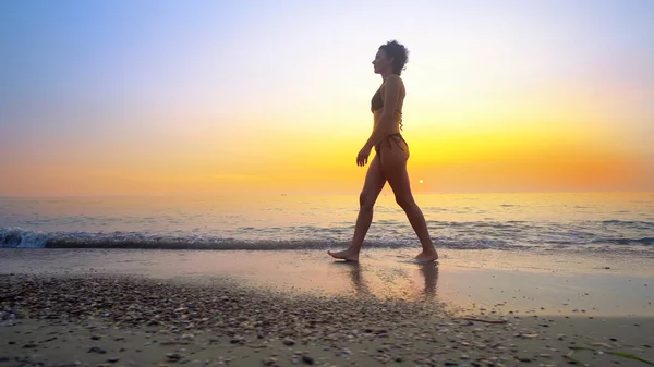 Modelo Moda Sexy Biquíni Andar Praia Vazia Com Pôr Sol — Fotografia de Stock