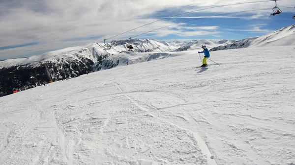 Skidåkning Vinter Skidsemester Ung Pojke Skidåkning Ner Kul Bergssidan — Stockfoto