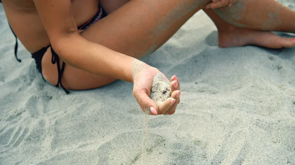 Άμμος Χύνεται Από Χέρια Μοντέλο Μόδας Κάθεται Στην Παραλία — Φωτογραφία Αρχείου