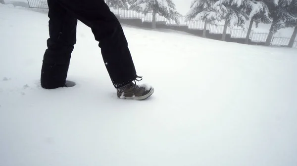 Dívka Chodí Hlubokém Sněhu Film — Stock fotografie