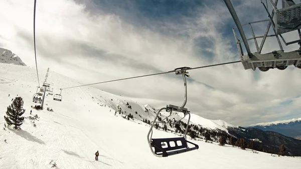 空中滑雪缆车 在保加利亚班斯科度假村的斜坡上滑雪 慢动作 — 图库照片