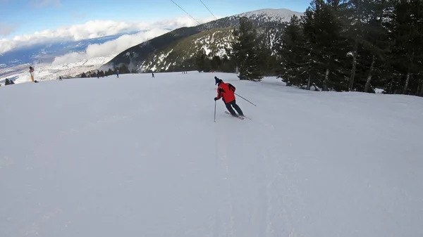 在阿尔卑斯山有新鲜的新粉雪在准备好的斜坡上滑雪的专业专家 — 图库照片